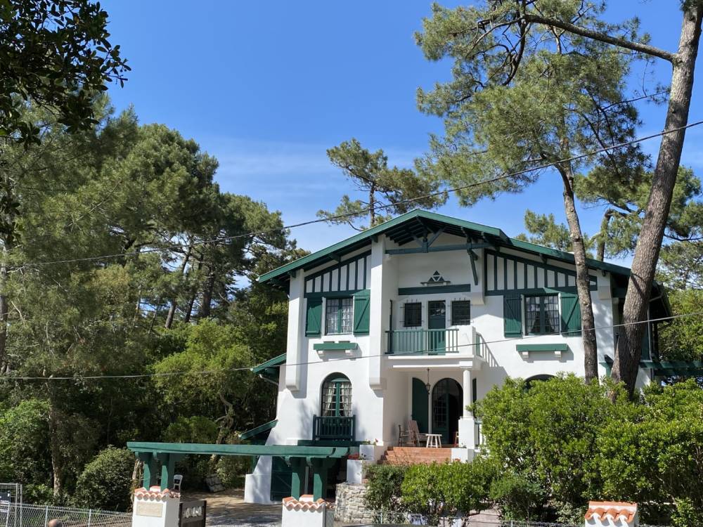 maison-blanche-bleue