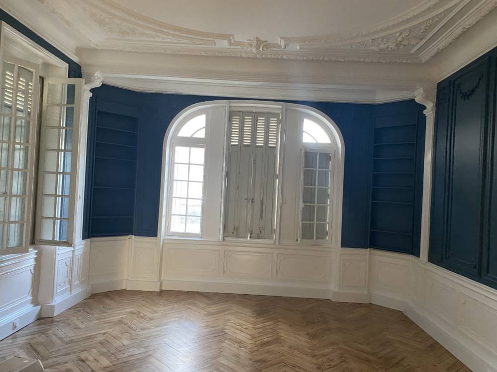 piece-bleue-blanche