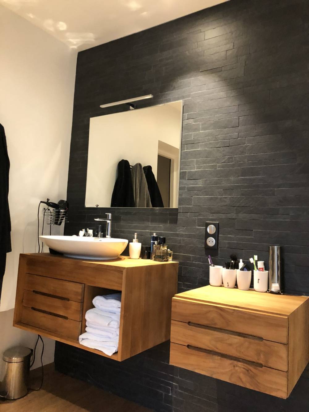 Pose de revêtement de mur à Hinx